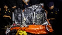 KNKT belakangan merilis hasil investigasi penyebab kecelakaan tragis itu. Faktor cacat komponen pesawat, perawatan pesawat, dan awak pesawat yang tidak melakukan prosedur disebut berkontribusi atas peristiwa jatuhnya pesawat AirAsia itu. Oscar Siagian/Getty Images.