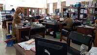 Begini suasana kantor Dinas Kependudukan dan Catatan Sipil  (Dispendukcapil) Boyolali. Kantor pelayanan publik ini menerapkan WFH yaitu 50 persen masuk, 50 persen off dan bergiliran setiap hari.  