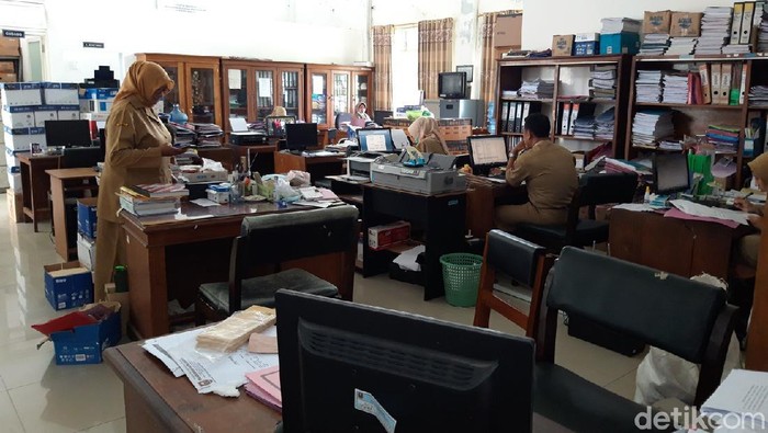 Boyolali termasuk salah satu daerah yang diberlakukan penerapan pembatasan kegiatan masyarakat (PPKM) Jawa-Bali, tanggal 11-25 Januari 2021. Perkantoran di lingkup Pemkab Boyolali menerapkan work from home (WFH) bagi pegawainya sebagian.