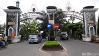 Menurut Marjono, setiap hari di masa pandemi ini masih ada sekitar 50 hingga 70 orang yang datang langsung ke Dispendukcapil Boyolali untuk mengurus administrasi kependudukan. Jumlah itu menurun drastis dibandingkan sebelum pandemi yang mencapai 150 hingga 200 orang per hari.  