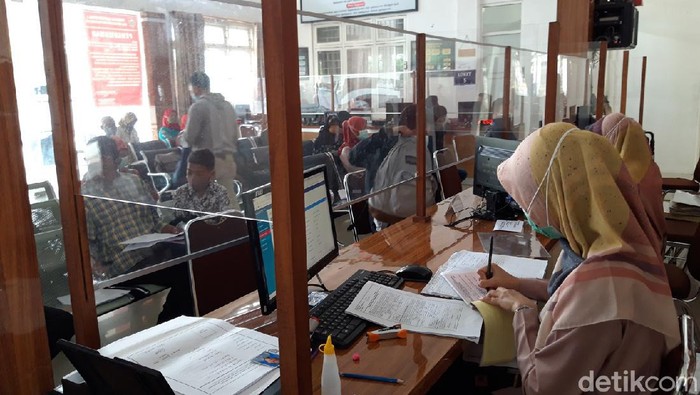 Melihat Pelayanan di Dispendukcapil Boyolali Saat PPKM Boyolali termasuk salah satu daerah yang diberlakukan penerapan pembatasan kegiatan masyarakat (PPKM) Jawa-Bali, tanggal 11-25 Januari 2021. Perkantoran di lingkup Pemkab Boyolali menerapkan work from home (WFH) bagi pegawainya sebagian.