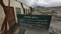 Kini keindahan Gunung Taal pun sirna, meninggalkan tumpukan abu vulkanik yang menimbun ribuan rumah padat penduduk di sekitarnya.  