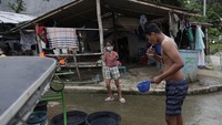 Ribuan warga pun sudah setahun harus mengungsi di tempat pengungsian yang dibangun pemerintah setempat.  