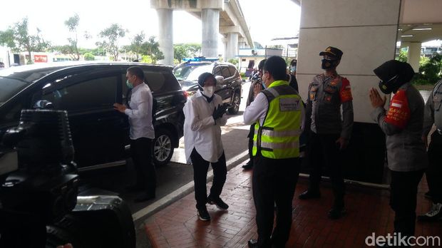 Mensos Risma tiba di Bandara Soekarno-Hatta (Adhyasta/detikcom)