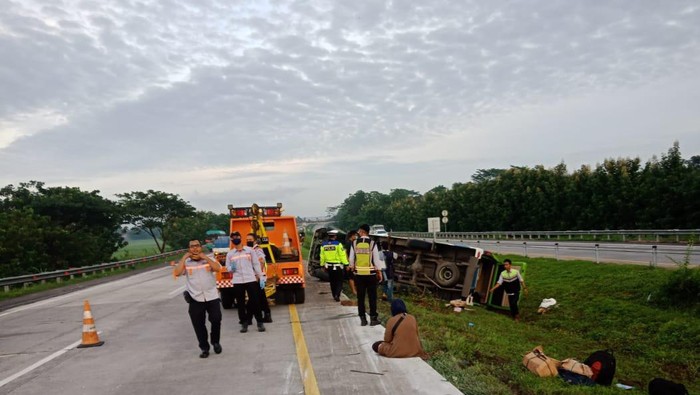 Mikrobus terguling di Tol Cipali, empat orang penumpang tewas