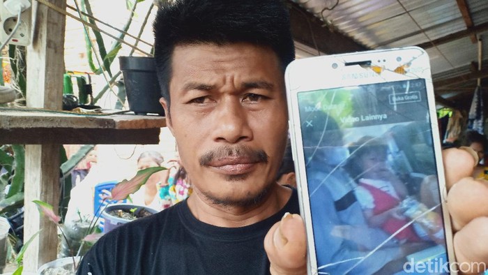 Mustafa, kakak kandung penumpang Sriwijaya Air SJ182 Rusni (44) saat menunjukkan postingan video adiknya (Hasrul/detikcom).