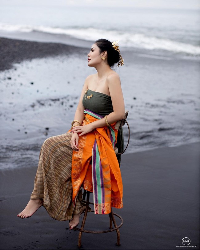 Sebelum peristiwa penangkapan, Askara dan Nindy Ayunda juga sempat merayakan ulang tahun pernikahan. Mereka merayakan hari bahagia itu di Malang, Jawa Timur, secara sederhana. Foto: Instagram/@mozawahyu, @nindyparasadyharsono