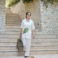 Dari gaya glamor, beralih ke busana casual tapi tetap stylish. Penyanyi 32 tahun ini tampil monokrom dengan setelan kemeja dan celana longgar berwarna putih. Foto: Instagram/@mozawahyu, @nindyparasadyharsono