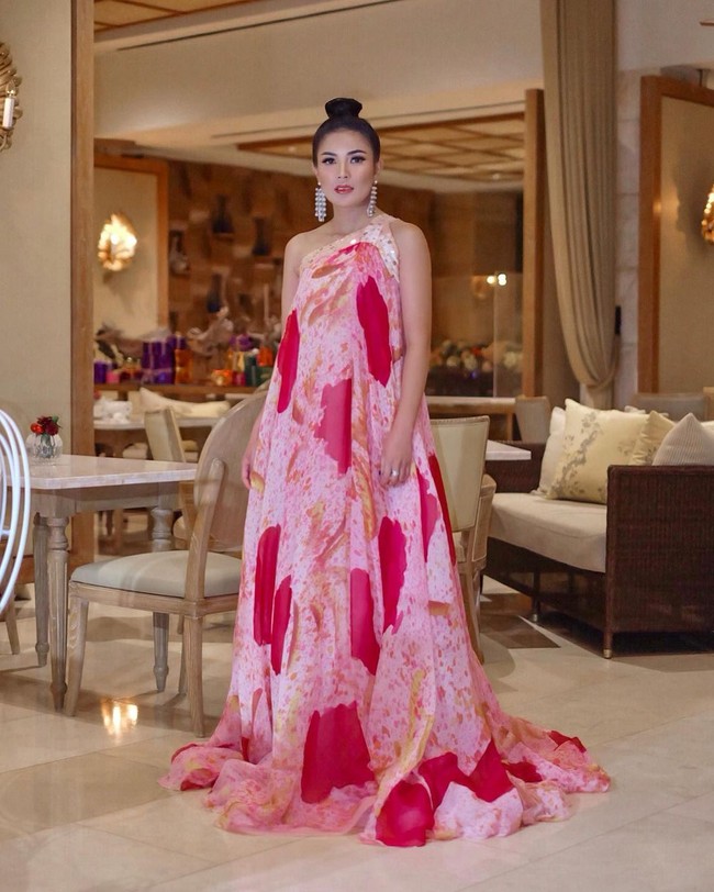 Beberapa hari sebelum sang suami, Askara Parasady Harsono (APH), diberitakan diamankan polisi, Nindy Ayunda sempat mengunggah momen ketika dia berada di Bali. Ia tampil glamor dengan gaun maksi one shoulder rancangan Didi Budiardjo di Mulia Resort & Villas, Bali. Foto: Instagram/@mozawahyu, @nindyparasadyharsono