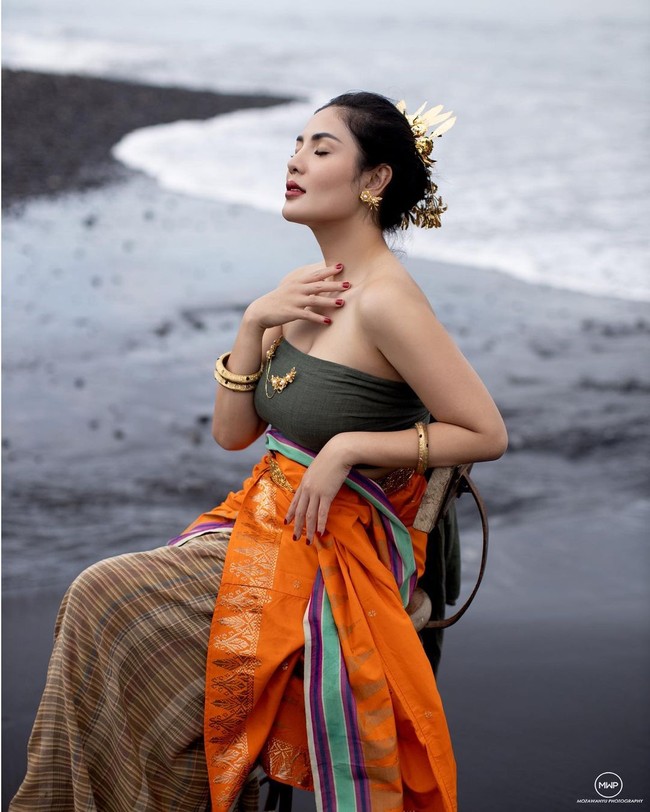 Nindy Ayunda juga sempat melakukan pemotretan bernuansa etnik di pinggir pantai. Ia mengenakan busana Bali kontemporer rancangn Indira Laksmi. Pemotretannya sendiri digarap fotografer ternama Moza Wahyu. Foto: Instagram/@mozawahyu, @nindyparasadyharsono