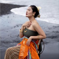 Nindy Ayunda juga sempat melakukan pemotretan bernuansa etnik di pinggir pantai. Ia mengenakan busana Bali kontemporer rancangn Indira Laksmi. Pemotretannya sendiri digarap fotografer ternama Moza Wahyu. Foto: Instagram/@mozawahyu, @nindyparasadyharsono