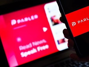 Usai Diblokir Instagram dan Twitter, Kanye West Beli Medsos Parler