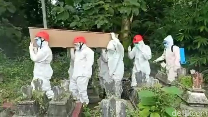 Empat orang dalam satu keluarga di Kecamatan Pagerwojo, Tulungagung meninggal secara beruntun. Mereka semua terpapar COVID-19.