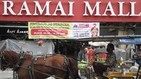 Di Yogyakarta, Pemerintah Daerah Yogyakarta melakukan Pengetatan secara Terbatas Kegiatan Masyarakat (PTKM) pada tempat wisata, cafe dengan membatasi jumlah pengunjung 25 persen dari kapasitas normal dan pembatasan jam operasional pusat perbelanjaan hingga pukul 19.00 WIB. ANTARA FOTO/Hendra Nurdiyansyah  