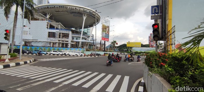 Pengendara bandel melanggar lampu merah di Perempatan Pondok Indah Mall. (Taufieq Renaldi Arfiansyah/detikcom)