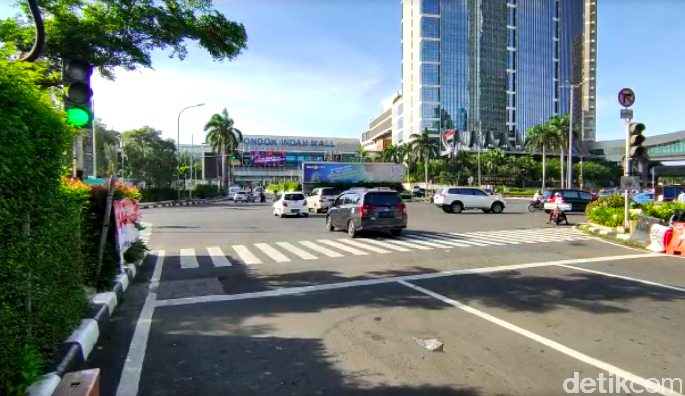 Pengendara bandel melanggar lampu merah di Perempatan Pondok Indah Mall. (Taufieq Renaldi Arfiansyah/detikcom)