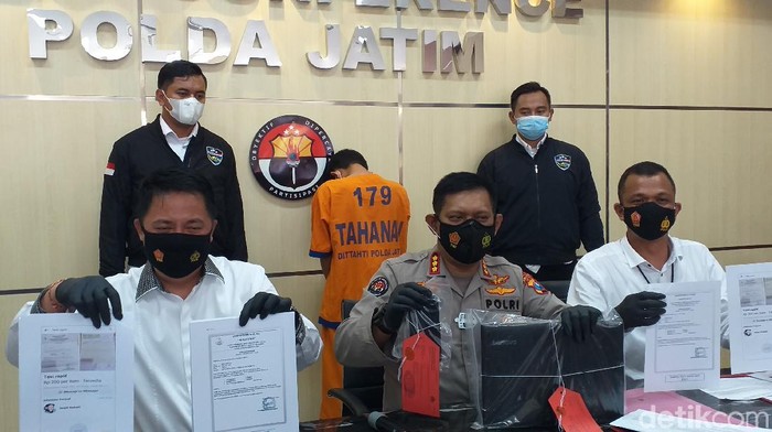 Seorang pemalsu hasil rapid antigen diringkus polisi. Praktik pemalsuan itu dibongkar Tim Cyber Ditreskrimsus Polda Jatim, setelah tersangka menawarkan di media sosial.