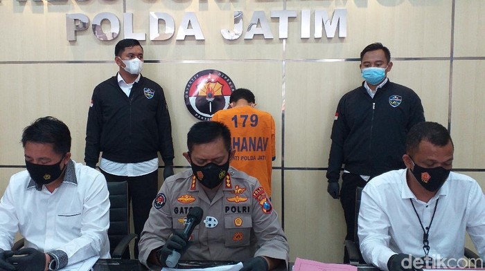 Seorang pemalsu hasil rapid antigen diringkus polisi. Praktik pemalsuan itu dibongkar Tim Cyber Ditreskrimsus Polda Jatim, setelah tersangka menawarkan di media sosial.