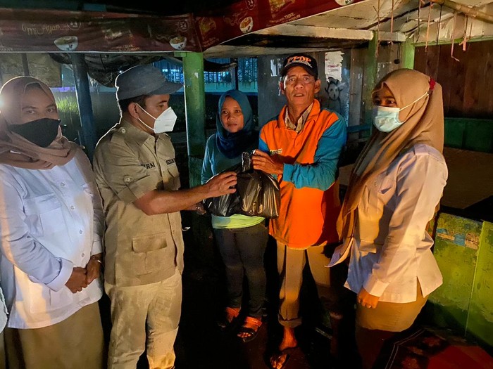 Penyaluran bantuan untuk korban banjir di Padang