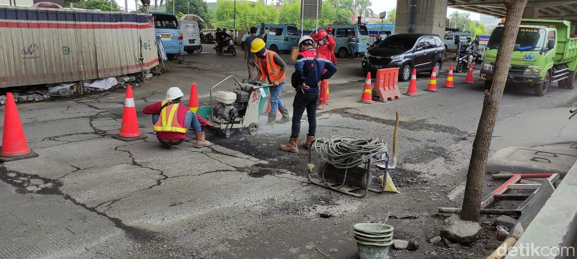 Perbaikan jalan di Jl KH Noer Ali, seberang Metropolitan Mall, Kalimalang, Bekasi, 11 Januari 2021. (Taufieq Renaldi Arfiansyah/detikcom)