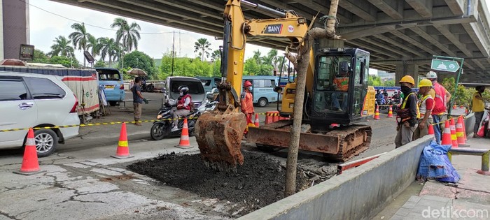 Perbaikan jalan di Jl KH Noer Ali, seberang Metropolitan Mall, Kalimalang, Bekasi, 11 Januari 2021. (Taufieq Renaldi Arfiansyah/detikcom)