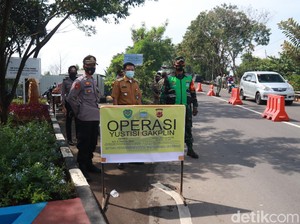 Hari Pertama PPKM di Kota Bandung, Pelanggar Dihadiahi Masker