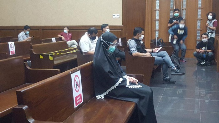 Jelang sidang pembacaan tuntutan Pinangki hanya diam sambil menunduk.