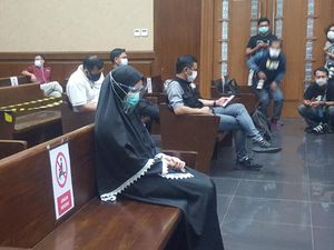 Jelang Pembacaan Tuntutan, Pinangki Diam dan Tertunduk