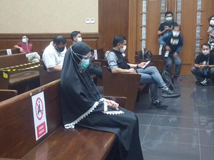 Jelang Pembacaan Tuntutan, Pinangki Diam dan Tertunduk