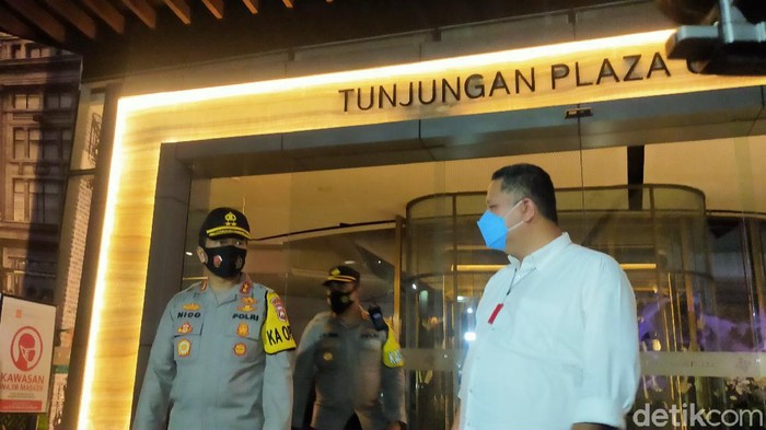 Plt Wali Kota Surabaya Whisnu Sakti Buana menyebut, mal tertib dalam pemberlakuan pembatasan kegiatan masyarakat (PPKM). Meski begitu, pihaknya akan terus melakukan pengawasan secara berkala di mal, terlebih saat akhir pekan.