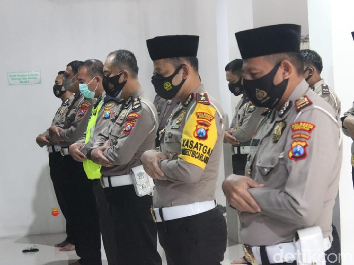 Polisi di Sidoarjo menggelar salat gaib. Mereka mendoakan korban jatuhnya pesawat Sriwijaya Air SJ182.