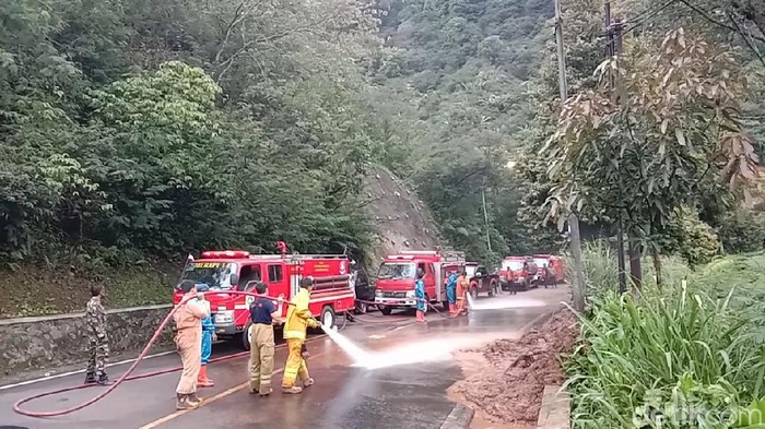 Polisi memberlakukan buka tutup jalan di jalur puncak Bogor