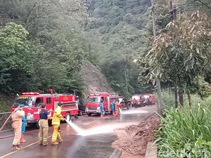 Material Longsor Dibersihkan, Jalur Puncak Bogor Diberlakukan Buka Tutup