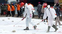 Petugas melakukan penyemprotan disinfektan di area JICT.