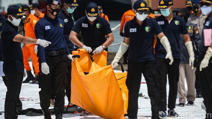 Potongan Tubuh Korban Sriwijaya Air SJ182 Kembali Tiba di JICT Basarnas kembali menerima kantong jenazah berisi potongan tubuh korban jatuhnya pesawat Sriwijaya Air SJ182. Kantong jenazah tersebut dibawa ke Dermaga JICT, Jakarta.