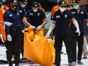 Satu Kantong Jenazah Korban Sriwijaya Air Kembali Tiba di JICT