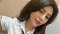Di salah satu fotonya, Widuri Agesty pernah pakai baju seperti anak sekolah di drama-drama Korea. (Foto: dok. Instagram @dj_agesty) 