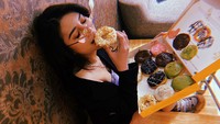 Ada pula foto dirinya sedang makan donat. Duh! (Foto: dok. Instagram @dj_agesty) 