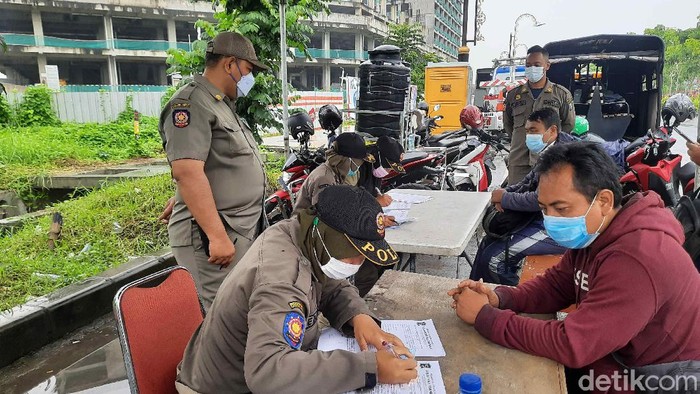 PPKM di kawasan MERR Surabaya