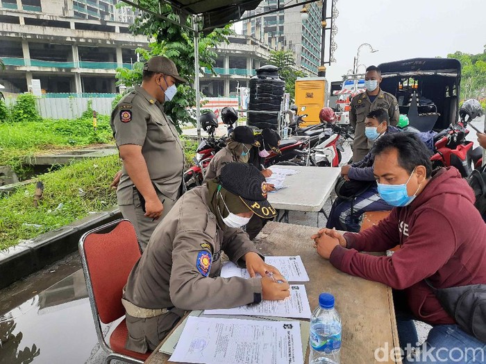 PPKM di kawasan MERR Surabaya