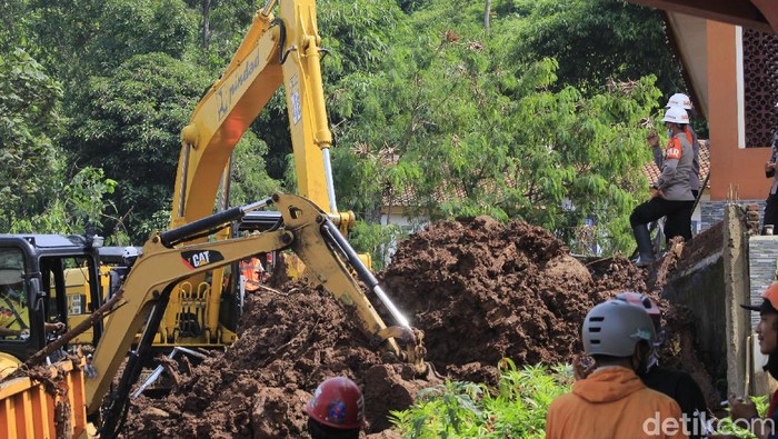 Proses pencarian korban hilang longsor di Cimanggung Sumedang