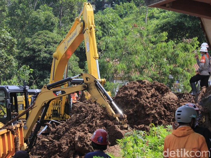 Proses pencarian korban hilang longsor di Cimanggung Sumedang