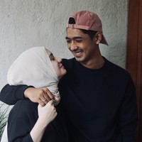 Arya Saloka yang berperan sebagai Aldebaran yang beradu akting dengan Amanda Manopo (Andin) membuat sejumlah penonton dibuat baper dan menjodoh-jodohkan keduanya. Putri Anne kerap mendapat serangan haters yang mendoakan pernikahannya dengan Arya Saloka berakhir.  Foto: Instagram