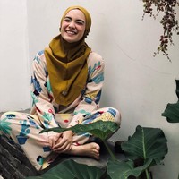 Wanita keturunan Norwegia itu kini tampil cantik berhijab. Faktanya, Putri Anne adalah seorang mualaf.  Foto: Instagram