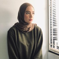 Putri Anne juga seorang aktris. Wanita 30 tahun itu kerap membintangi sejumlah judul FTV. Namanya semakin dikenal setelah membintangi sinetron Tukang Ojek Pangkalan. Foto: Instagram