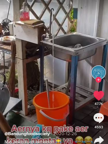 Rekam Penjual Mie Jowo Masak Pakai Air Mentah, Wanita Ini Banjir Kritik