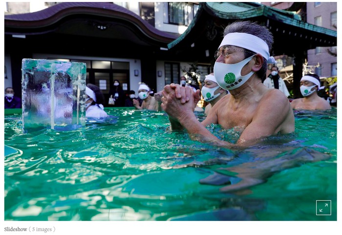 Ritual umat shinto berendam di pemandian es Jepang