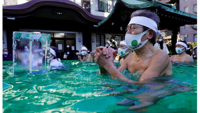 Ritual umat shinto berendam di pemandian es Jepang