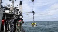 Robot bawah laut yang dikendalikan oleh seorang operator atau Remotely Operated Vehicle (ROV) diturunkan dari KRI Rigel-933.