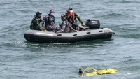Sejumlah prajurit TNI AL pengawak KRI Rigel-933 mengamati robot bawah laut atau Remotely Operated Vehicle (ROV) yang diturunkan di perairan Kepulauan Seribu, Jakarta.